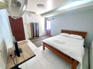 1 dormitorio con 1 cama y TV en Thapae waterfall stay, en Ban Tha Phae