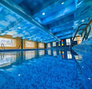 una piscina vuota con soffitto blu di Haghartsin Hotel and Restaurant a Dilijan