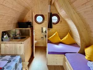 Habitación con 2 camas y lavamanos en una cabaña en Camping Lazy Rancho - Eiger - Mönch - Jungfrau - Interlaken, en Interlaken