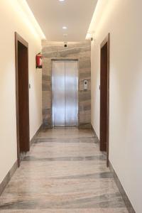 un couloir avec une porte dans un bâtiment dans l'établissement Guru Kripa sadan, à Vrindavan
