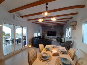 TV a/nebo společenská místnost v ubytování Villa"Kacper"cerca de Gandia ,con vistas al mar y montañas ,piscina 8-10 personas