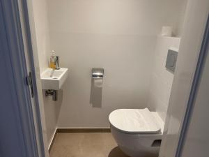 Koupelna v ubytování Appartementen met uniek zeezicht