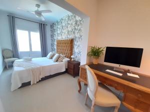 TV a/nebo společenská místnost v ubytování Villa"Kacper"cerca de Gandia ,con vistas al mar y montañas ,piscina 8-10 personas