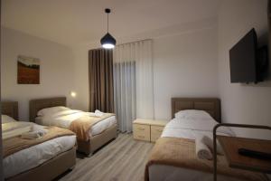 Postel nebo postele na pokoji v ubytování Vila Sofia Gllava - Resort