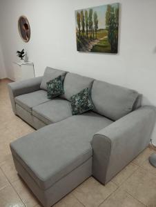 un sofá en una sala de estar con una pintura en la pared en Bonito Estudio en San Isidro bien situado, en San Isidro
