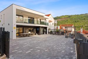 a house with a patio with a table and chairs at Villa Maria in Podglavica