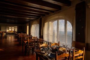 מסעדה או מקום אחר לאכול בו ב-Santuari de Santa Maria de Montgrony