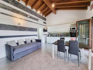 sala de estar con sofá azul y mesa en Pool relax - Castelnuovo del garda - Garda Lake - Private Parking, en Sandra