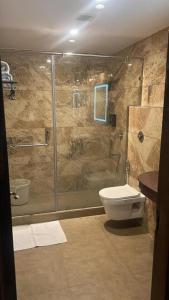 W łazience znajduje się prysznic, toaleta i umywalka. w obiekcie Hotel Karnal Haveli w mieście Karnal