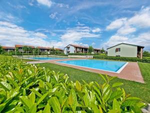 una imagen de una piscina en una casa en Pool relax - Castelnuovo del garda - Garda Lake - Private Parking, en Sandra