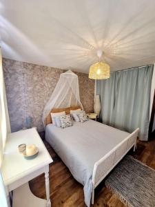 a bedroom with a white bed and a table at Cocorelax 2 Otro Lugar de Relax en Lanzarote in Guatiza