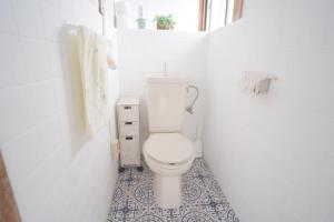 唐津市にあるAKARIYA Home&Hostelの小さな部屋にバスルーム(トイレ付)があります。