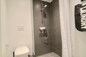 Ένα μπάνιο στο Stunning 2-BR apartment with balconies and beautiful views - 169 +4 φωτογραφίες
