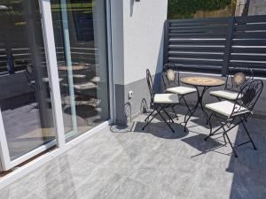 Rõdu või terrass majutusasutuses Naia Apartments