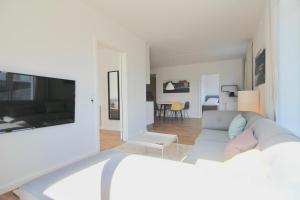 Μια τηλεόραση ή/και κέντρο ψυχαγωγίας στο Great 2-BR apartment with balconies and amazing views - 172