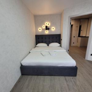 Tempat tidur dalam kamar di ApartPoltava Дизайн 2024 NOVA ПАНОРАМА на історичний ЦЕНТР чек РРО