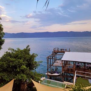 ein Dock an einem Gewässer mit einem Boot in der Unterkunft Restaurante y Hostal Romayor in Santa Ana