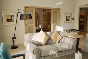 uma sala de estar com um sofá com almofadas em Sheraton Khalidiya Hotel em Abu Dhabi