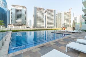 Bazén v ubytování Soothing 1BR at Downtown Dubai, Business Bay nebo v jeho okolí