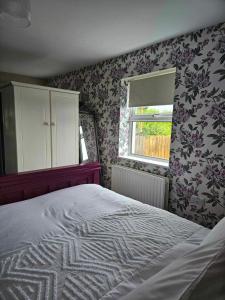 een slaapkamer met een bed en een raam bij Croí Beag Luxury Studio in Dundalk