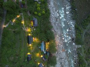 Pohľad z vtáčej perspektívy na ubytovanie Thehraav By The River - Tirthan