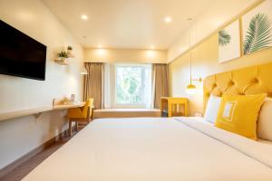 um quarto de hotel com uma cama grande e uma janela em Bloom Hub I Western Highway em Mumbai