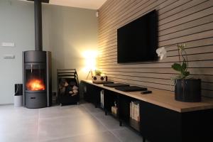 TV a/nebo společenská místnost v ubytování Gîte La Guemonce