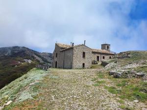 un vieux bâtiment au sommet d'une colline dans l'établissement Casa Vacanze TwentyMiles, à Castellana Sicula