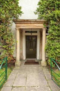 una entrada a un edificio con una puerta verde en Charming Georgian Country House, en Axbridge