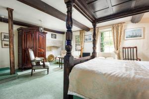 1 dormitorio con 1 cama, mesa y sillas en Charming Georgian Country House, en Axbridge