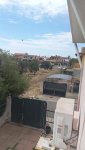 een uitzicht op een hek en een tuin met huizen bij Casa Scirocco IUN Q2421 in Pula
