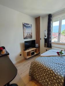 1 dormitorio con cama y ventana grande en Somptueux * * proche du lac avec parking privé en Viviers-du-Lac