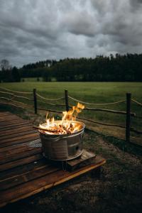 Gril dostupný pro hosty v luxury tent