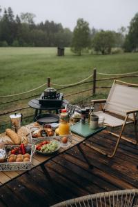 Jídlo v luxury tent nebo okolí