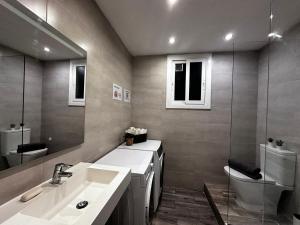 y baño con lavabo, aseo y espejo. en Near La Rambla Rooms, en Barcelona