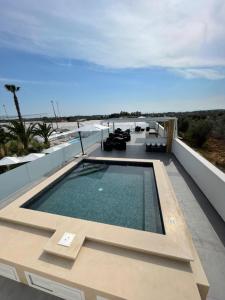 une piscine sur le toit d'une maison dans l'établissement Pandora B&B, à Porto Cesareo