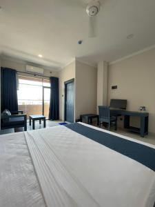 Postel nebo postele na pokoji v ubytování Grand Ben Hotel