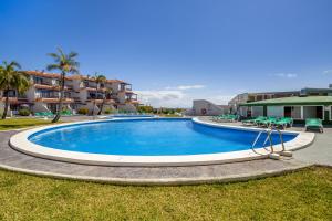 ロス・カンカホスにあるVv Isla Bonita- C - 84の大型スイミングプール(椅子、コンドミニアム付)