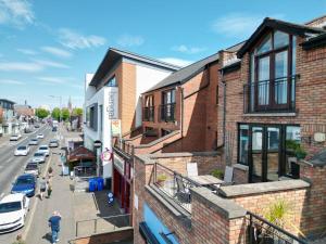 ベルファストにあるEscape Ordinary in Belfastの建物からの通りの景色