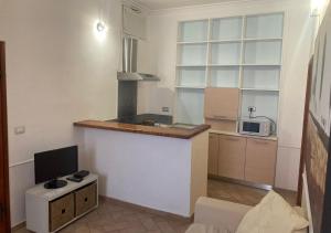 a small kitchen with a counter and a microwave at Casa Per 4 in Porto Santo Stefano