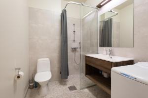 Ένα μπάνιο στο Forenom Serviced Apartments Turku Uudenmaankatu +81 φωτογραφίες
