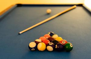 een groep biljartballen op een pooltafel bij Panoramahotel Oberjoch in Bad Hindelang