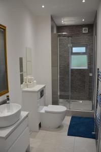 チャルフォント・セント・ジャイルズにあるNEW - Beautiful, spacious Beechwood Lodge with lovely gardensのトイレ、洗面台、シャワー付きのバスルーム +29枚の写真