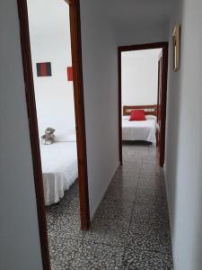 przedpokój z 2 łóżkami w pokoju z lustrem w obiekcie Casa rural con barbacoa y amplia terraza. w mieście Jorquera