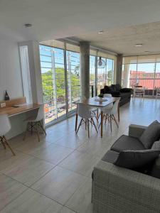 Khu vực ghế ngồi tại Departamento con vista panorámica frente a termas