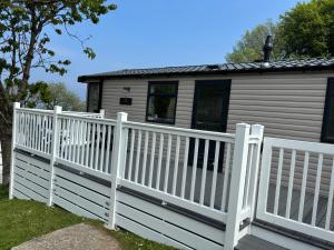 a white picket fence in front of a house at KMC-Country Breaks Bideford Bay At Glade in Bucks Mills
