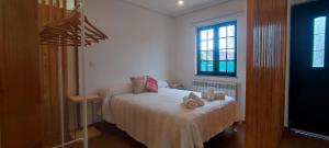 a bedroom with a bed with two towels on it at Casa con finca cerca de playas in Valdoviño