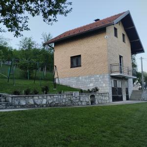 een gebouw met een speeltuin ervoor bij VILA ANTONIJE in Šljivovica