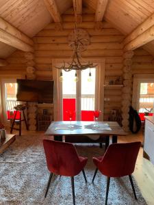 ein Esszimmer mit einem Tisch und 2 Stühlen in der Unterkunft Hahnenkleer Hütte in Goslar