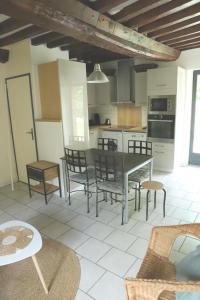 cocina con mesa y sillas en una habitación en La Grange du Tôt, en Fontenay